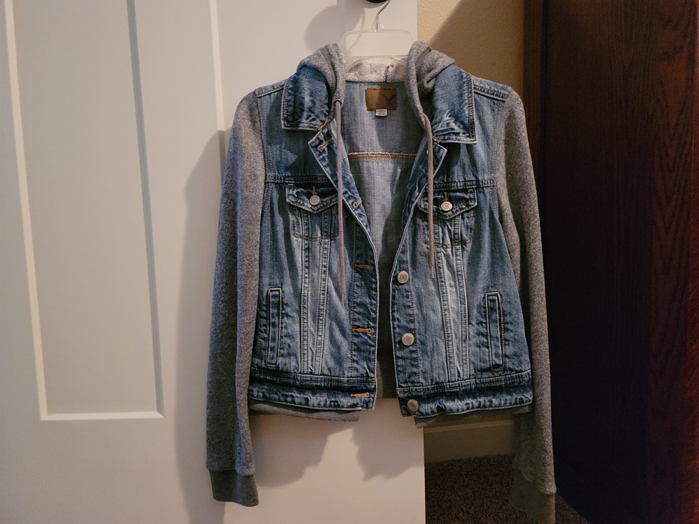 American eagle jean jacket worn twice..new condition.
